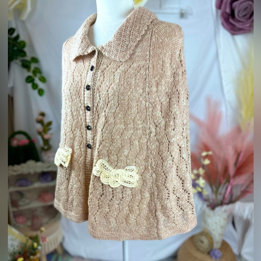 Odille / Anthropologie 🌸 Knit And Crochet Rose Button Cape. One size